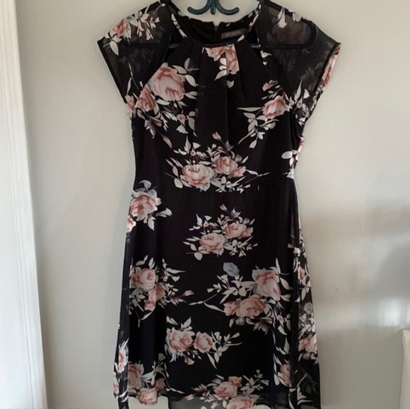 Suzy Shier Floral Dress Size Med - Picture 3 of 3